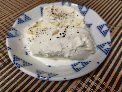 買ってきた材料をお皿に盛り付けた写真